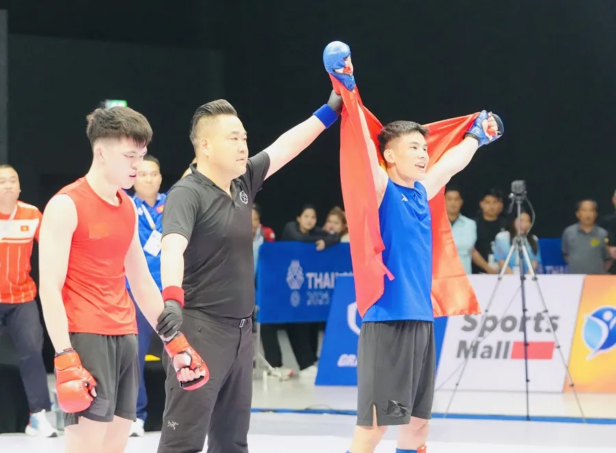 Tuyển thủ Quàng Văn Minh (xanh) từng lên ngôi vô địch tại SEA GAmes 33-2025. Ảnh: DŨNG PHƯƠNG