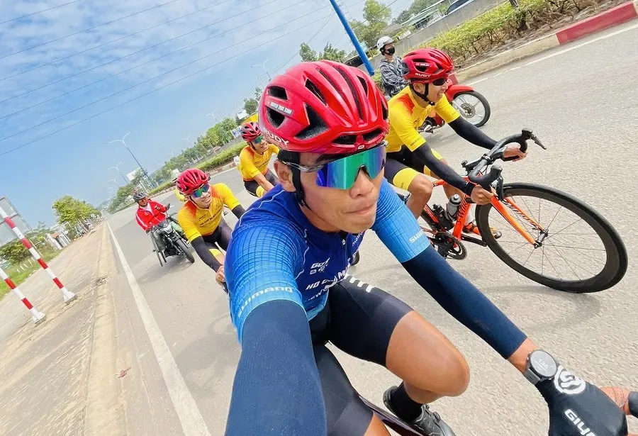 Cua-rơ đội xe đạp đường trường nam TPHCM đang tập luyện sẵn sàng vào thi đấu. Ảnh: TRÚC XINH