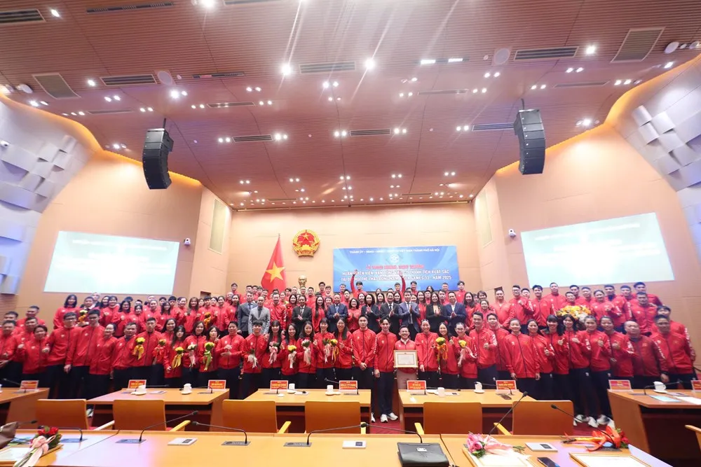 Các VĐV thể thao Hà Nội được khen thưởng trước thành tích cao tại SEA Games 33-2025. Ảnh: ĐẶNG NGỌC TÚ