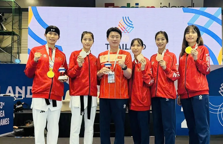 Chuyên gia Kim Kil Tae và các võ sĩ đối kháng nữ tại SEA Games 33-2025. Ảnh: TAEKWONDOVN