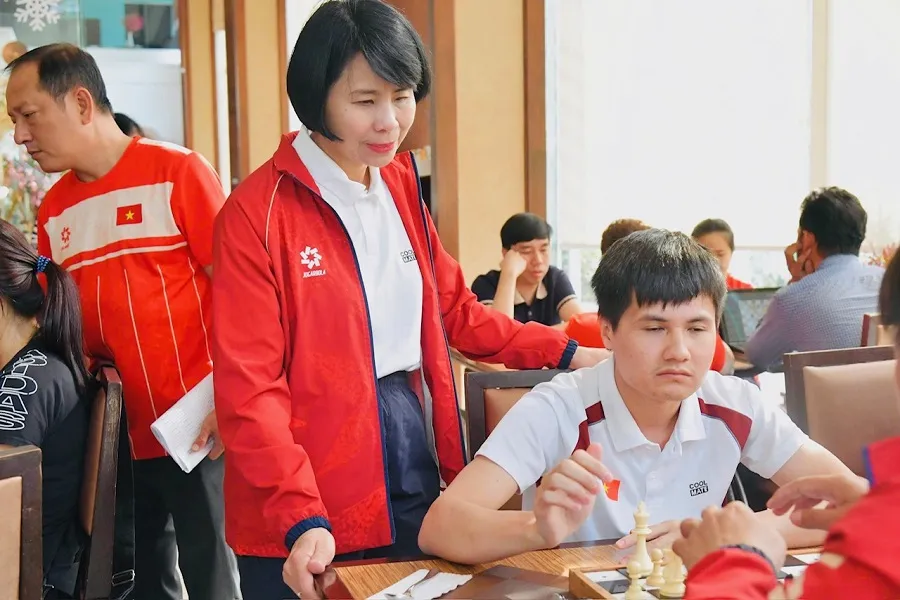 Lãnh đạo Đoàn thể thao người khuyết tật Việt Nam gặp mặt các VĐV đang chuẩn bị trước tranh tài. Ảnh: THÁI DƯƠNG