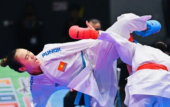 Võ sĩ Nguyễn Thị Diệu Ly thi đấu giành HCV tại giải karate vô địch trẻ châu Á 2025. Ảnh: AKF