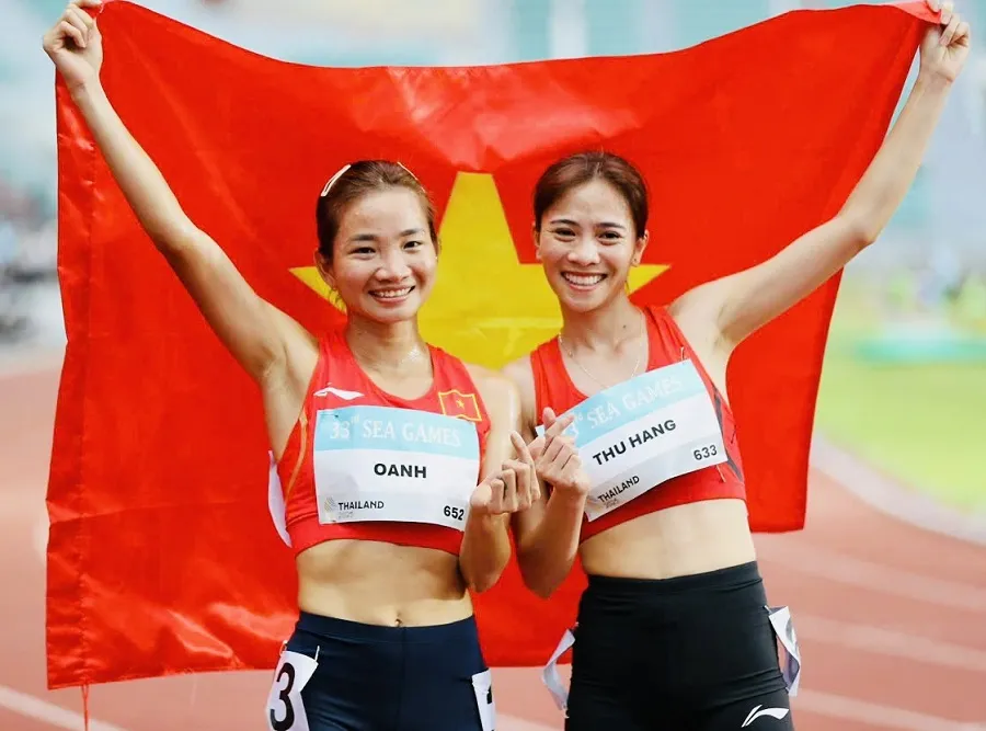 Đoàn Thu Hằng (phải) và Nguyễn Thị Oanh chiếm lĩnh nội dung 3.000m chướng ngại vật nữ tại SEA Games 33-2025. Ảnh: DŨNG PHƯƠNG
