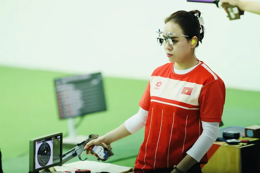 Xạ thủ Trịnh Thu Vinh đang tập trung chuẩn bị chuyên môn hướng đến giải châu Á 2026 tại Ấn Độ. Ảnh: DŨNG PHƯƠNG
