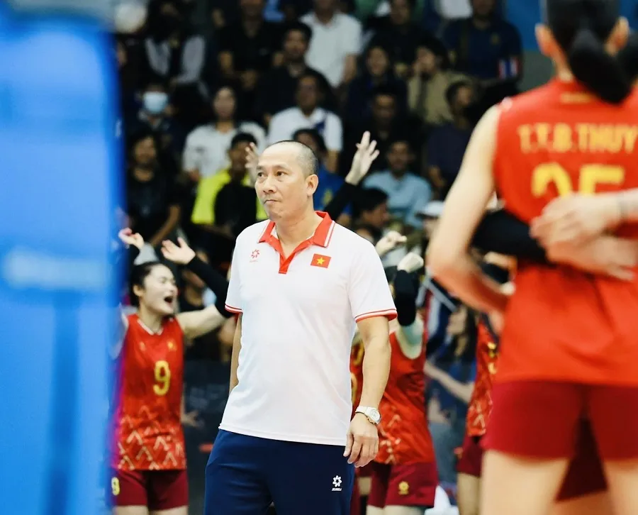 HLV Nguyễn Tuấn Kiệt ký hợp đồng làm HLV trưởng đội nữ Hà Nội từ sau SEA Games 33-2025. Ảnh: DŨNG PHƯƠNG