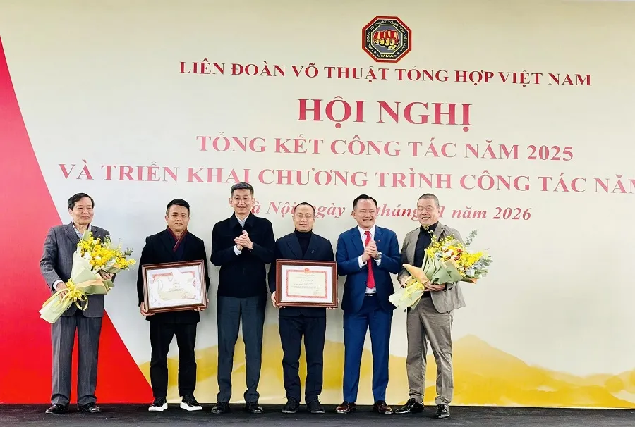 Lãnh đạo Cục TDTT Việt Nam đã trao bằng khen của Bộ VH-TT-DL đối với Liên đoàn võ thuật tổng hợp Việt Nam và cá nhân Chủ tịch Ngô Đức Quỳnh. Ảnh: MINH CHIẾN