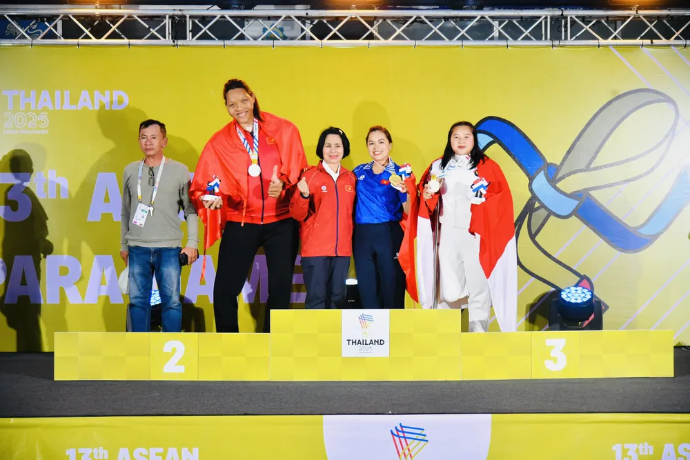 Nguyễn Thị Hải (áo xanh) đã có 2 HCV tại ASEAN Para Games 13 tại Thái Lan. Ảnh: THÁI DƯƠNG