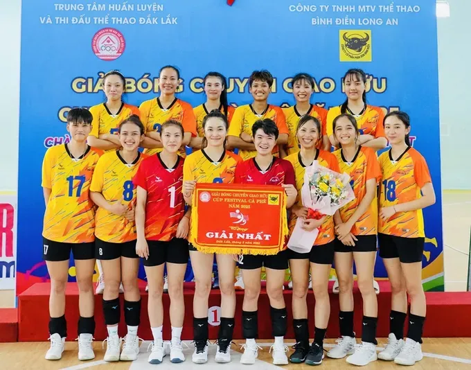 Chủ công H'mia Eban (thứ 2 hàng sau, từ trái qua) đã được đội Đắk Lắk cho Ngân hàng Công Thương thuê trong năm 2026. Ảnh: VĂN PHÚC