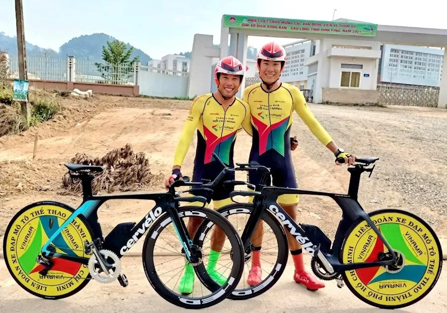 Nguyễn Trường Tài (trái) khi còn thi đấu cho đội xe đạp đường trường nam TPHCM. Ảnh: VINH NGÔ