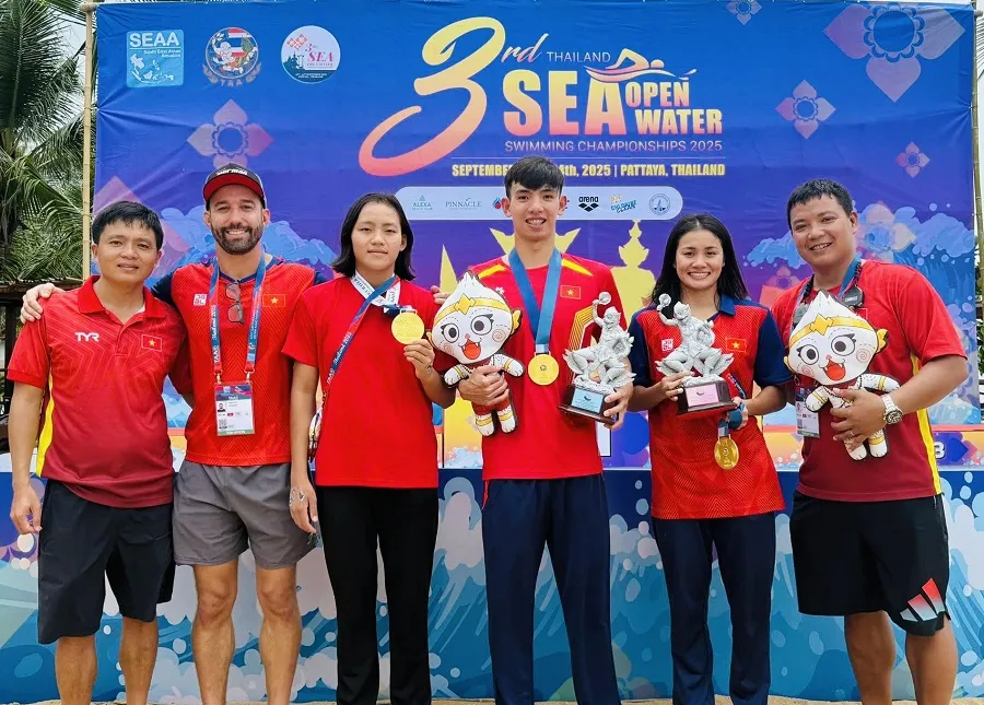 Chuyên gia Gustavo (thứ 2, từ trái qua) đã chia tay đội tuyển bơi Việt Nam. Ảnh: MINH CHIẾN