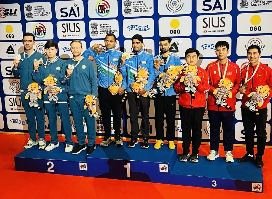Xạ thủ bắn súng Việt Nam giành HCĐ nội dung đồng đội 50m súng ngắn tại Ấn Độ. Ảnh: MINH CHIẾN