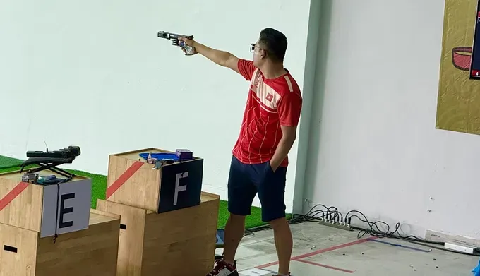 Xạ thủ Hà Minh Thành thi đấu bài bắn 25m súng ngắn bắn nhanh. Ảnh: MINH CHIẾN