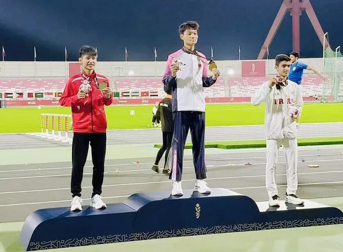 Bùi Tuấn Tú (áo đỏ) đã giành HCB tại Đại hội thể thao trẻ châu Á 2025. Ảnh: TRUNG THÀNH