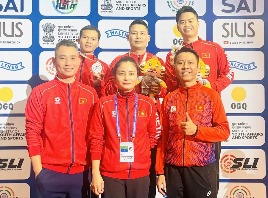 Xạ thủ Hà Minh Thành và đội tuyển bắn súng Việt Nam vừa thi đấu giải châu Á 2026. Ảnh: MINH CHIẾN