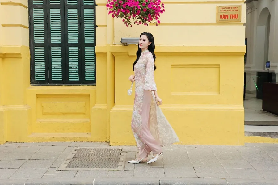 Hoàng Thị Kiều Trinh thướt tha trong tà áo dài dạo phố. Ảnh: KIỀU TRINH