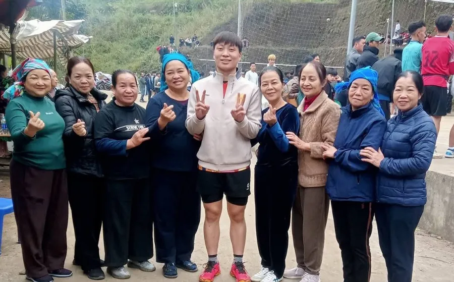 Cựu cầu thủ Đặng Thị Hồng được người hâm mộ chụp ảnh kỷ niệm khi thi đấu giải phong trào tại quê nhà. 