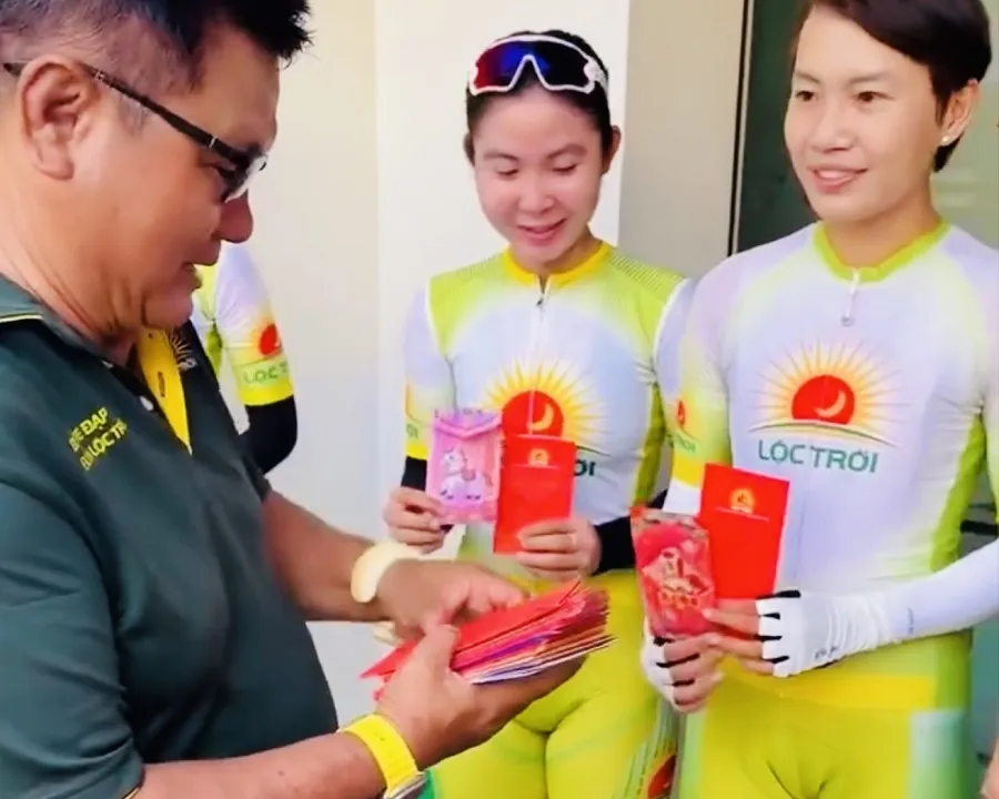 Ban huấn luyện đội xe đạp đường trường nữ Tập đoàn Lộc Trời mừng tuổi đầu năm để cua-rơ tập luyện khởi đầu may mắn. Ảnh: LÊ LIÊM
