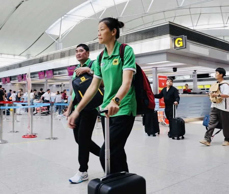 HLV Nguyễn Thị Ngọc Hoa và học trò có mặt tại Thái Lan chuẩn bị cho trận đấu quan trọng. Ảnh: VTVBĐLA