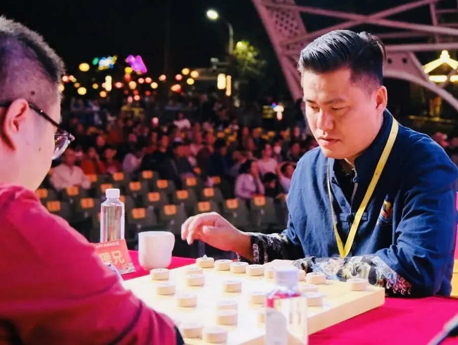 Kỳ thủ Lại Lý Huynh đang thi đấu ở giải Ngũ Dương Bôi 2026 tại Trung Quốc. Ảnh: BTC