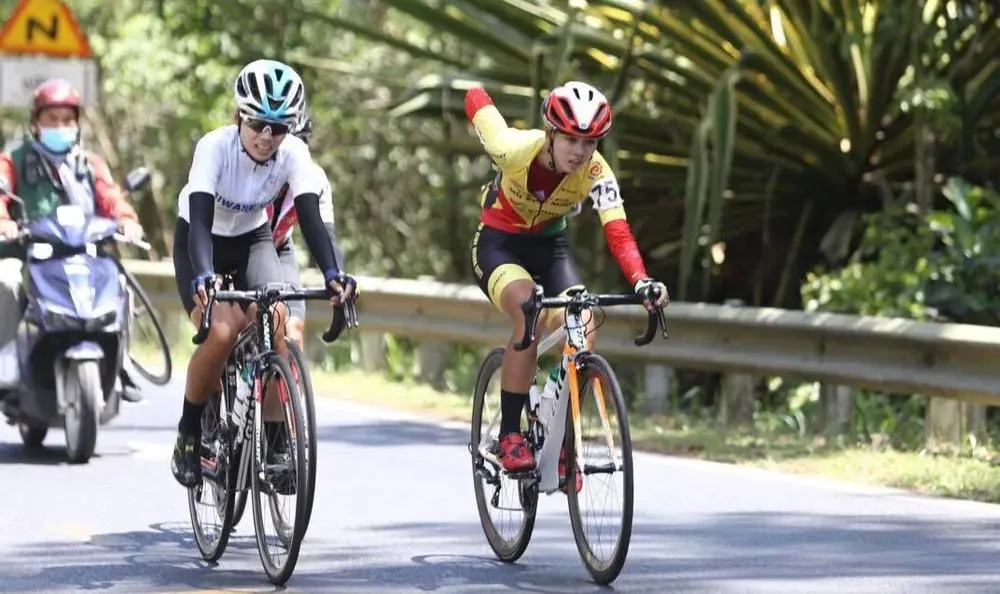 Lâm Thị Thùy Dương (áo trắng) là niềm hy vọng của xe đạp đường trường nữ TPHCM. Ảnh: GIA MẪN
