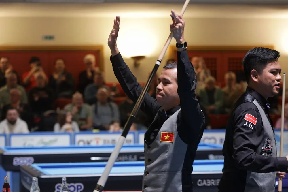 Trần Quyết Chiến và Nguyễn Trần Thanh Tự cảm ơn khán giả cổ vũ sau trận chung kết. Ảnh: UMB