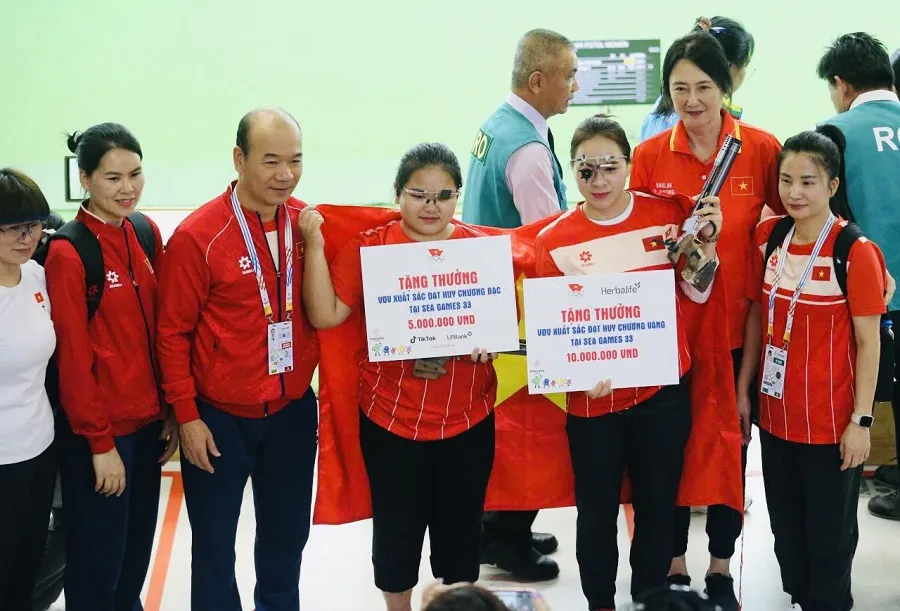 Chuyên gia Mông Cổ của đội tuyển bắn súng Việt Nam (thứ 2, từ phải qua) đã có những dấu ấn chuyên môn thời gian qua. Ảnh: DŨNG PHƯƠNG