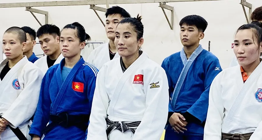 Võ sĩ Hoàng Thị Tình (giữa) đã không tập trung đội tuyển judo Việt Nam năm 2026. Ảnh: MINH CHIẾN