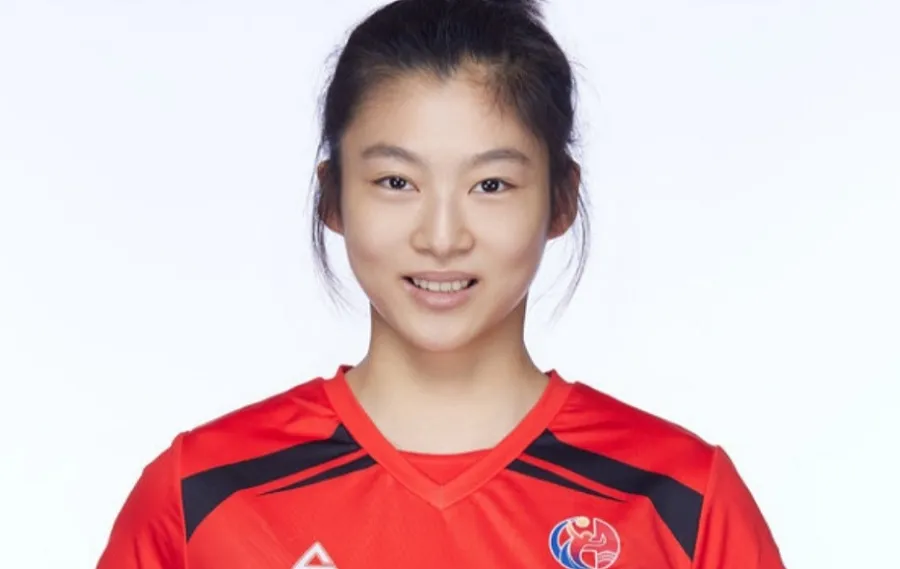 Chủ công Wenhan Che đã làm việc với đội nữ Binh chủng Thông tin. Ảnh: CHINAVOLLEYBALL