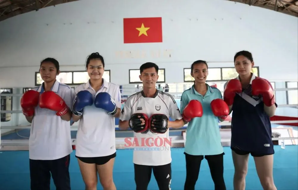 VĐV boxing trẻ Việt Nam tự tin hướng tới kết quả tốt ở vòng loại Olympic trẻ 2026. Ảnh: DŨNG PHƯƠNG