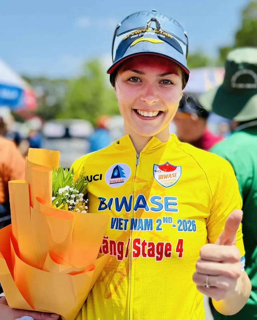 Cua-rơ Komina Marina đã vượt lên giành áo Vàng tạm thời của cuộc đua. Ảnh: XEDAPONLINE