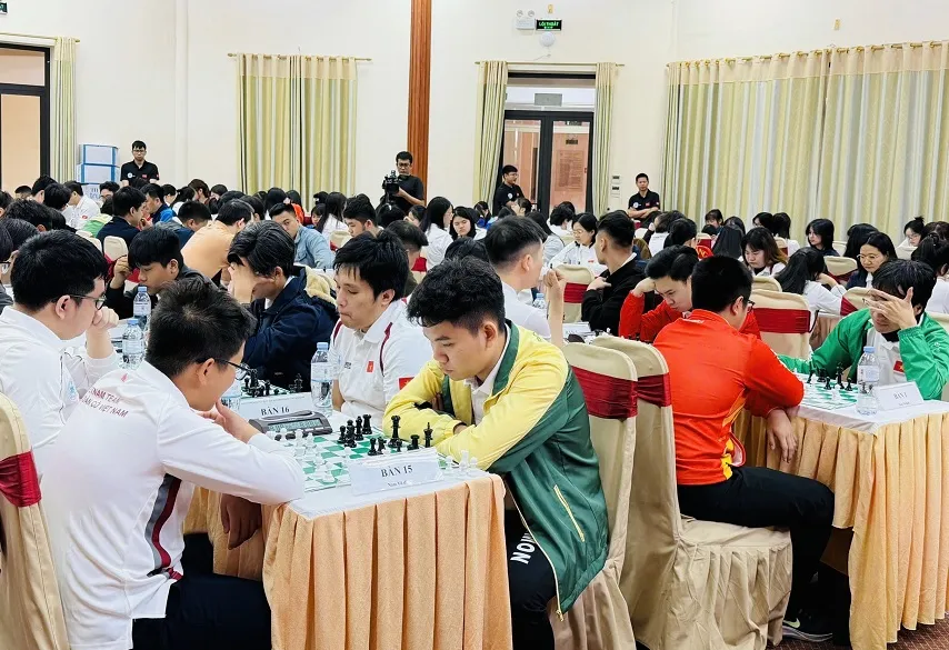 Kỳ thủ tranh tài tại giải đấu đang tổ chức ở Đồ Sơn (Hải Phòng). Ảnh: MINH MINH