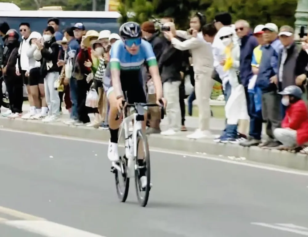 Cua-rơ đã vào thi đấu chặng khởi động giải xe đạp đường trường quốc tế TPHCM - Cúp Biwase 2026. Ảnh: VCF