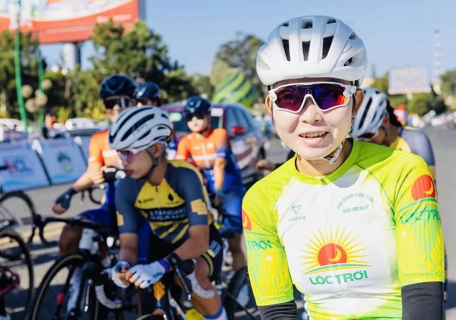 Nguyễn Thị Thu Mai đã về đích đầu tiên trong chặng thứ nhất. Ảnh: XEDAPONLINE