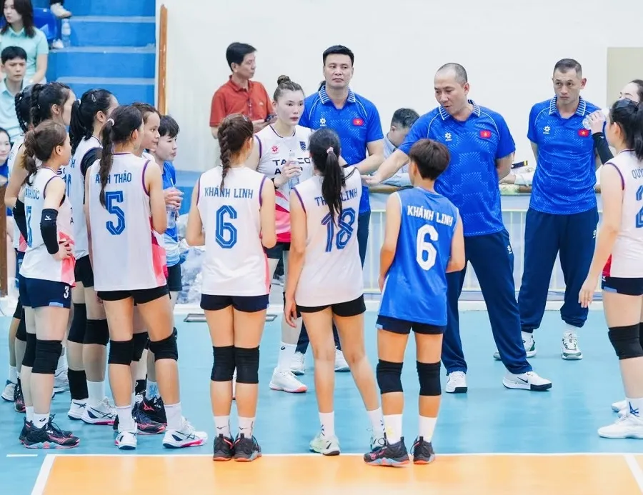 HLV Nguyễn Tuấn Kiệt sẽ sử dụng hoàn toàn nội binh tại Cúp Hoa Lư-Bình Điền 2026 diễn ra tại Ninh Bình. Ảnh: BCHN