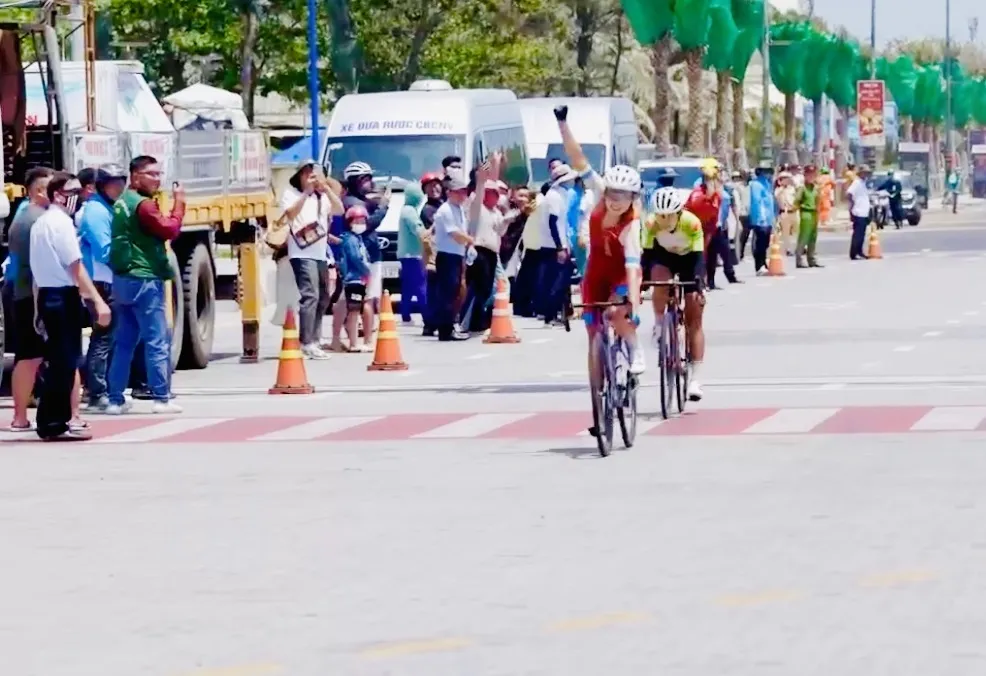 Lâm Thị Kim Ngân đã về đích thứ nhì của chặng 4. Ảnh: Liên đoàn xe đạp-mô tô thể thao Việt Nam VCF