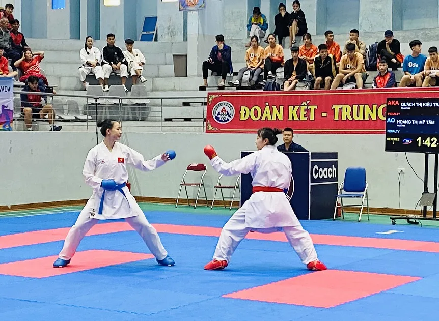Võ sĩ karate được tranh tài để giành những thành tích cao nhất trong giải vô địch quốc gia các câu lạc bộ. Ảnh: MINH CHIẾN