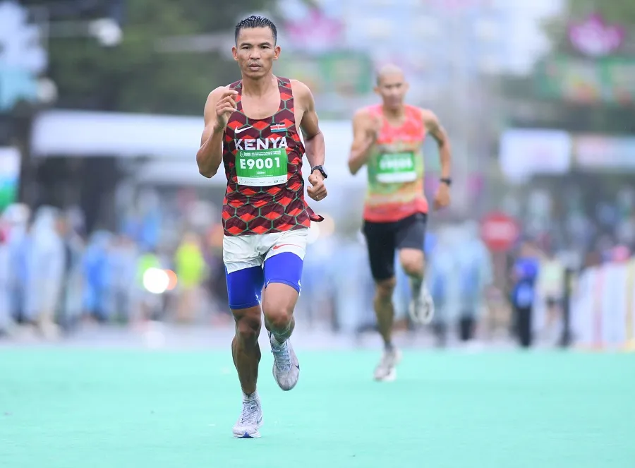 Lê Văn Tuấn là VĐV lớn tuổi nhất tham dự nội dung marathon - 42km chuyên nghiệp nam tại giải vô địch quốc gia Marathon 2026. Ảnh: TPM