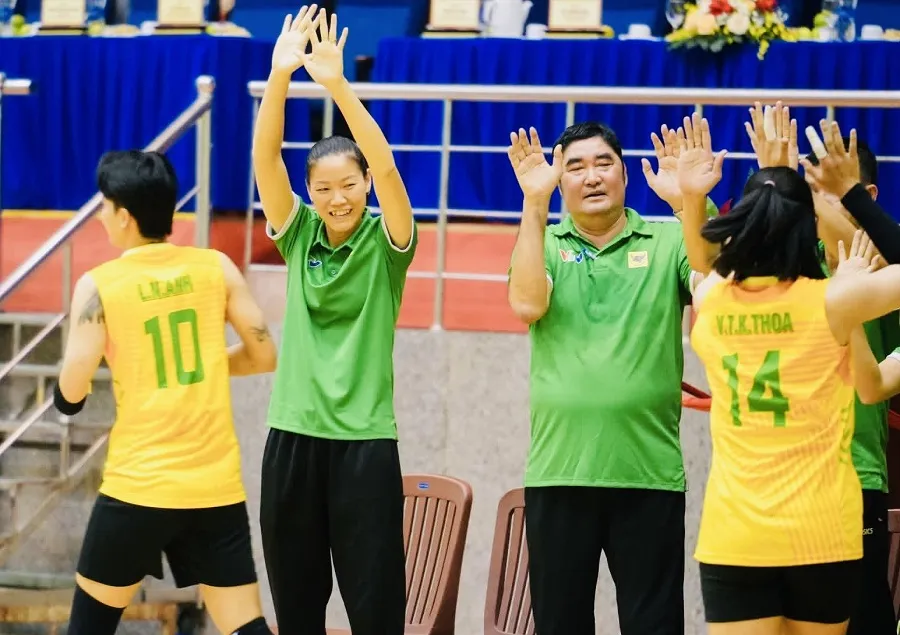 HLV Ngọc Hoa và các học trò đang chơi tốt tại Cúp Hoa Lư-Bình Điền 2026. Ảnh: VTVBĐLA