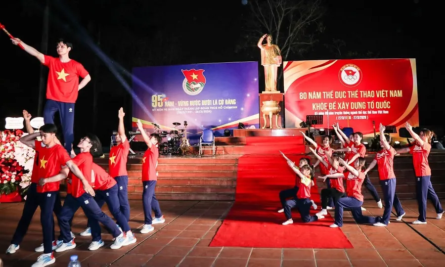 Các VĐV đội tuyển TDDC Việt Nam trình diễn tại chương trình. Ảnh: LƯỢNG LƯỢNG