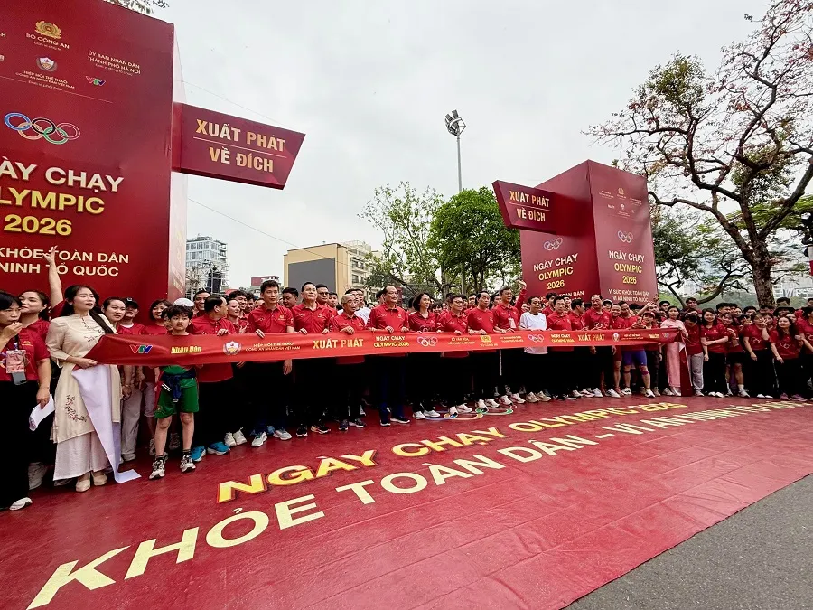 Đông đảo cán bộ chiến sĩ, người dân, các nhà quản lý và HLV, VĐV thể thao đã tham dự Ngày chạy Olympic vào sáng 22-3 tại Hà Nội. Ảnh: MINH CHIẾN