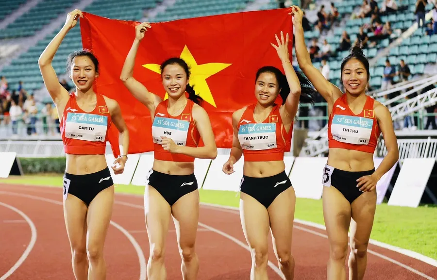 Lê Thị Cẩm Tú (ngoài cùng bên trái) và đồng đội đã giành HCB tiếp sức 4x100m nữ tại SEA Games 33-2025. Ảnh: DŨNG PHƯƠNG