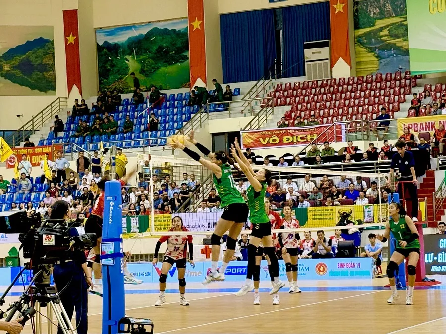 Cầu thủ VTV Bình Điền Long An (xanh) đã chơi quyết tâm tại trận chung kết của giải. Ảnh: MINH CHIẾN