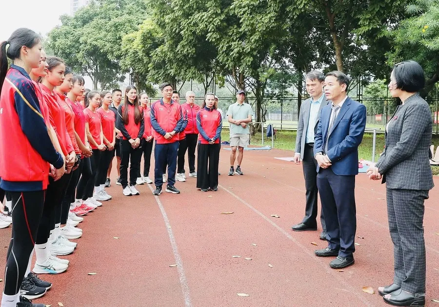 Đoàn cán bộ Ban Tuyên giáo và Dân vận Trung ương đã động viên các HLV, VĐV đội tuyển điền kinh Việt Nam. Ảnh: CỤC TDTTVN