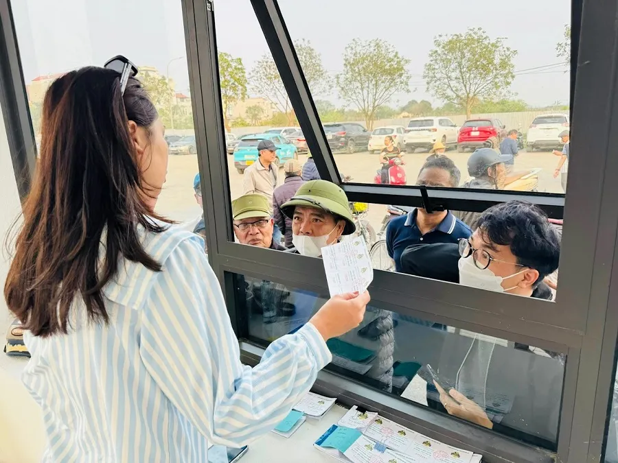 Năm ngoái, khán giả hâm mộ bóng chuyền được cơ hội sở hữu tấm vé vào theo dõi các trận đấu. Năm nay, việc bán vé sẽ tiếp tục được thực hiện từ ngày 28-3. Ảnh: DŨNG PHƯƠNG