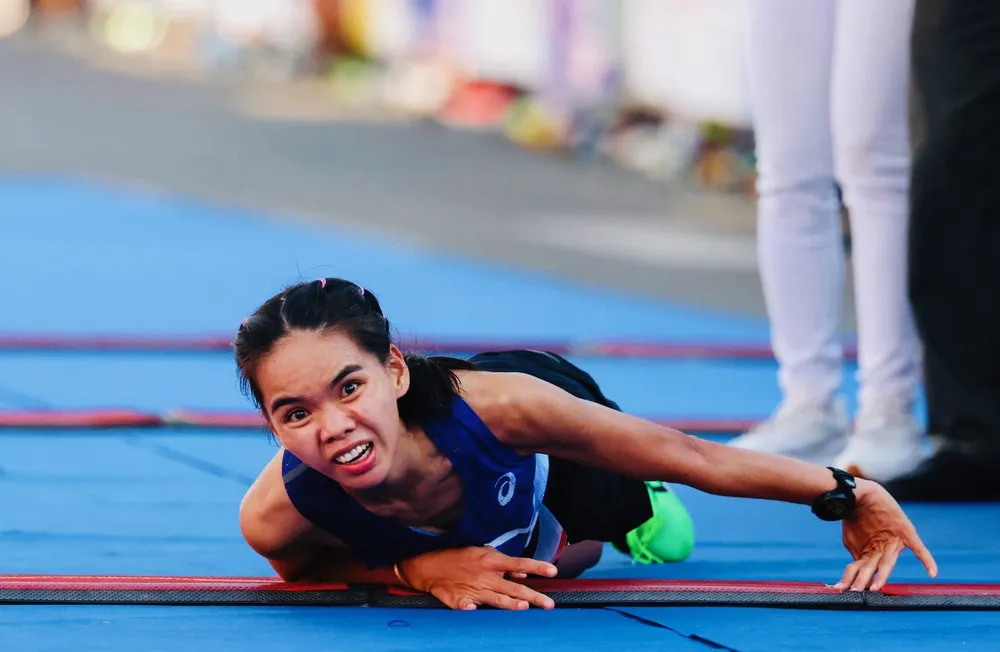 Ngọc Hoa đã kịp chạm tay vào đích, hoàn thành cuộc thi đấu với nỗ lực của mình. Ảnh: TPM