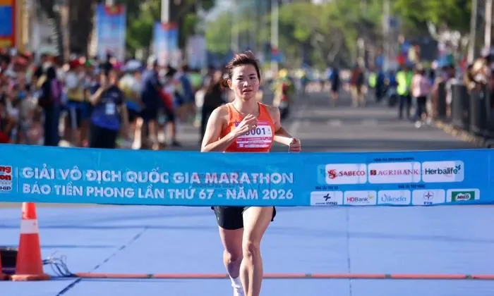 Nguyễn Thị Oanh đã về đích đầu tiên nội dung 5km nữ để có lần thứ 10 liên tiếp giữ vị trí số một. Ảnh: TPM