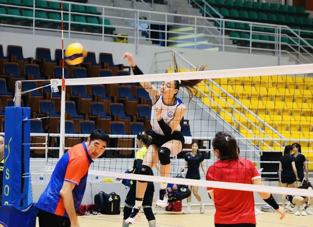 Ngoại binh Garcia (Cuba) của đội VTV Bình Điền Long An đang tập luyện tại Đông Anh (Hà Nội). Ảnh: VTVBĐLA