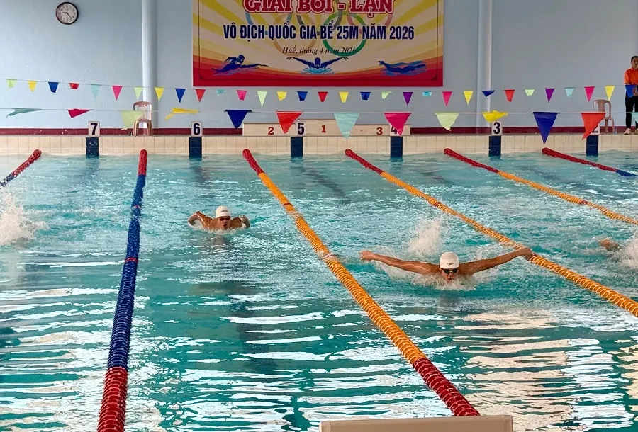 Các VĐV tranh tài tại giải đấu đang diễn ra ở thành phố Huế. Ảnh: MINH CHIẾN