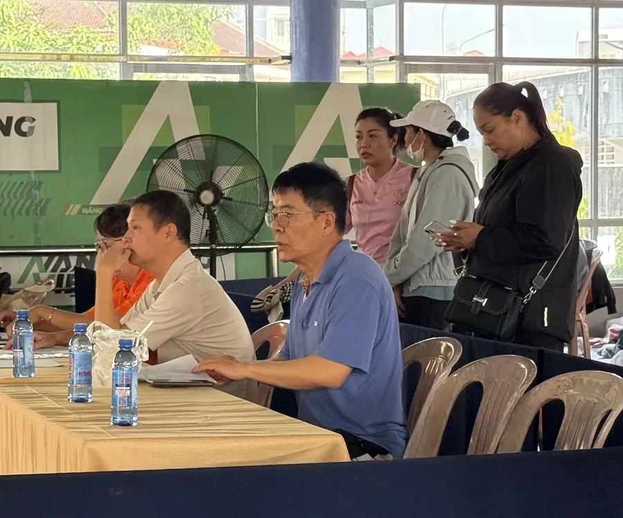 Chuyên gia Doãn Văn Cử (áo xanh) theo dõi các VĐV thi đấu tại giải vô địch hồ 25m. Ảnh: MINH CHIẾN