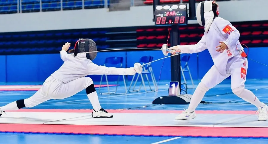 VĐV đấu kiếm trẻ đã được thi đấu tích lũy chuyên môn đáng kể. Ảnh: VĂN DUY